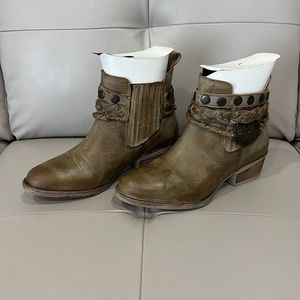 Circle G Women’s Harness and Studs Bootie - Moss, Size 8.5, NWB